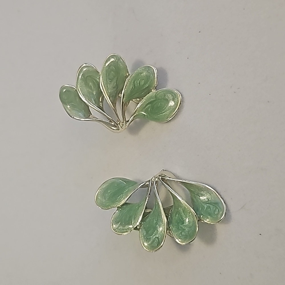 Vintage Dainty Green Enamel Floral Theme Clip On Earrings. - Picture 4 of 6